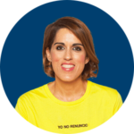 Laura Baena vistiendo una camiseta amarilla con el texto "YO NO RENUNCIO", frente a un fondo azul.