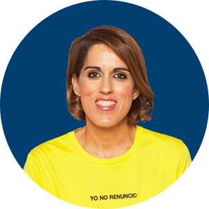 Laura Baena vistiendo una camiseta amarilla con el texto "YO NO RENUNCIO", frente a un fondo azul.